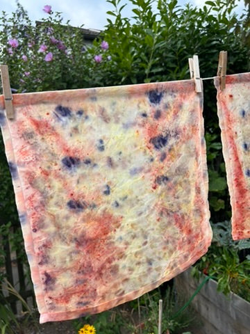 Bundle Dyeing: Leinentuch mit Blütenabdrücken in Rot, Blau und Gelb