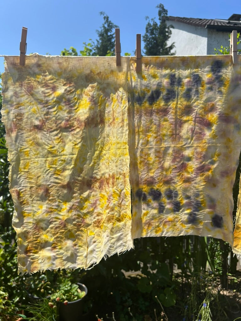 Fertig gefärbtes Leinentuch mit Pflanzenmustern in gelb, blau und Grün