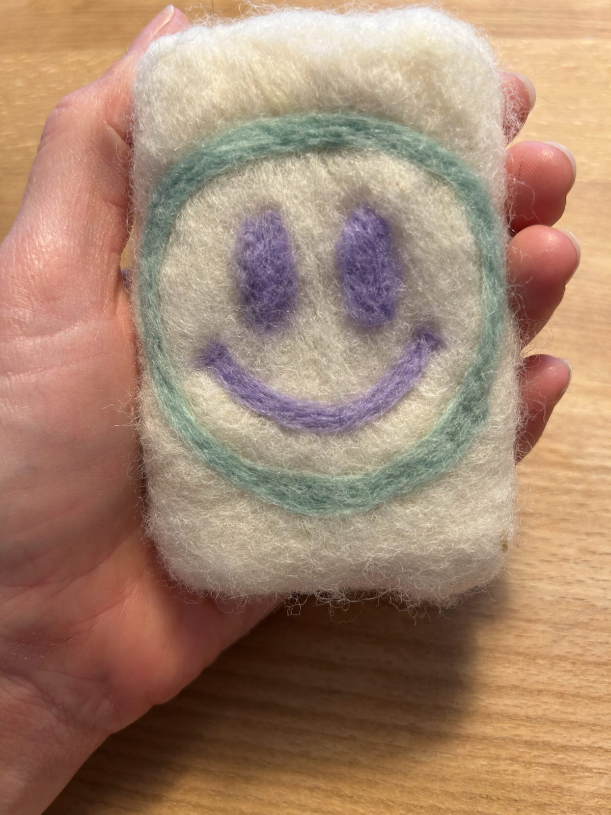 Gefilzte Seife mit buntem Smiley Gesicht